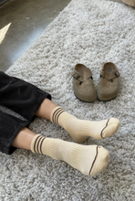 Load image into Gallery viewer, Girlfriend Socks Daisy
