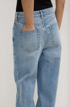 Load image into Gallery viewer, Relaxed Jean Indigo Fade
