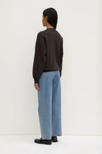 Load image into Gallery viewer, Womens Atelier Logo Fleece Washed Black
